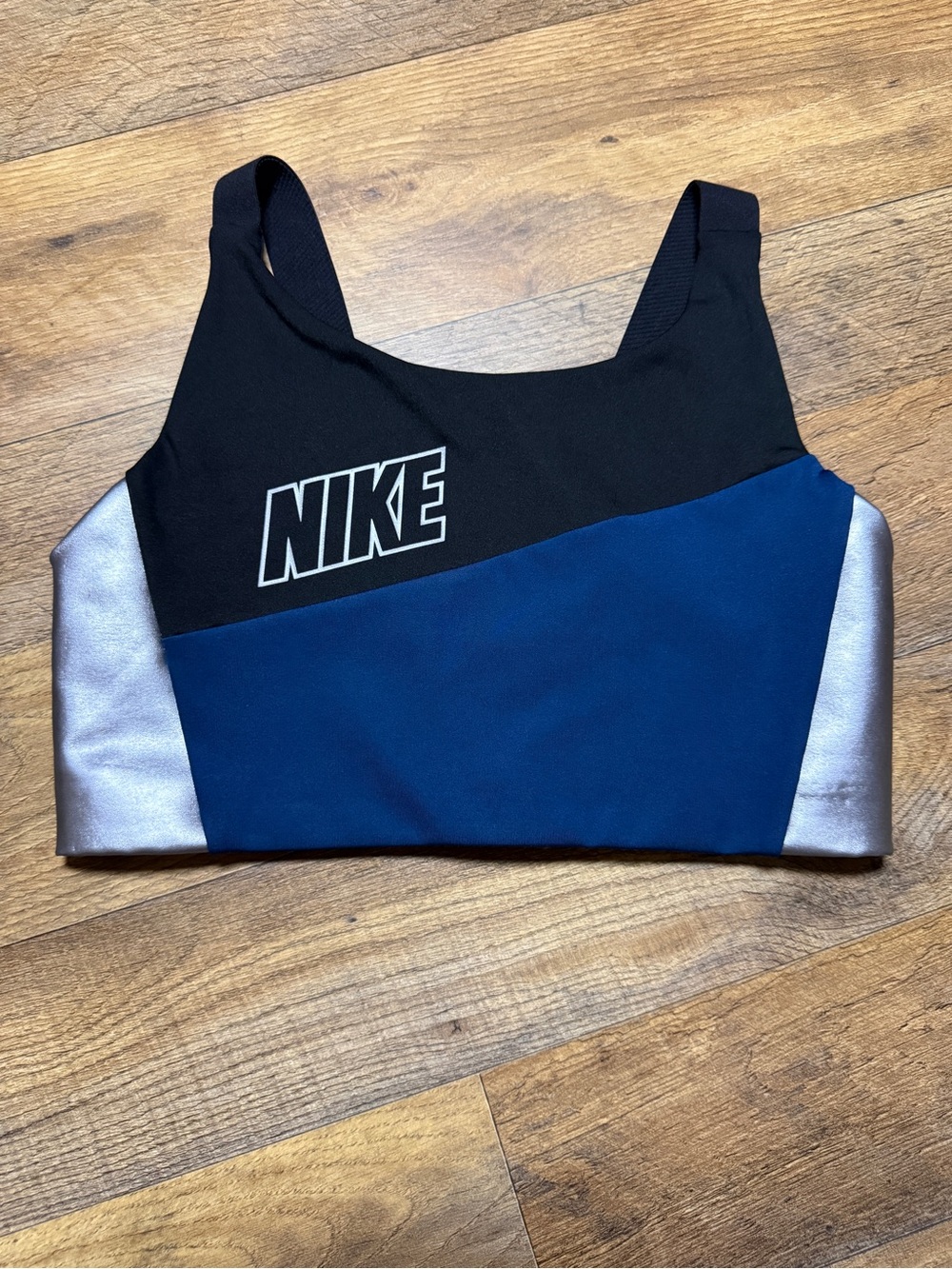 Women’s Nike Metallic Sports Bra Size Small - Picture 2 of 11